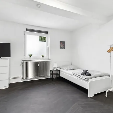 Monteur - Fuer Bis Zu 6 Personen In 63456 - Hu09 * Hanau